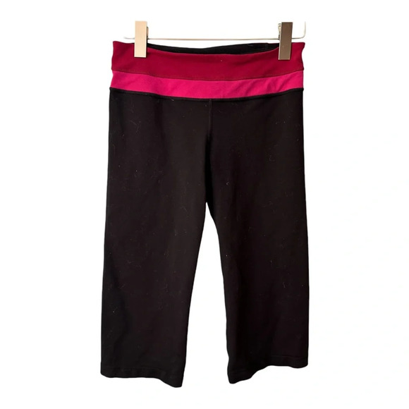 Lululemon Groove Crop Leggings. Black with Red Pink Waistband. Reversible. 6 - Picture 13 of 13